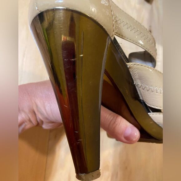 Michael Kors Berkeley T strap patent beige sandal in size 6.5 - Picture 12 of 14